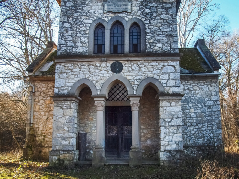 PC278527_Tarányi-kápolna homlokzata családi címerrel és emléktáblával_FOTO-JA