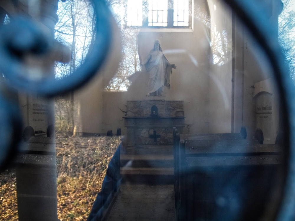 PC278529_Tarányi-kápolna belseje az ajtó üvegablakán keresztül_FOTO-JA