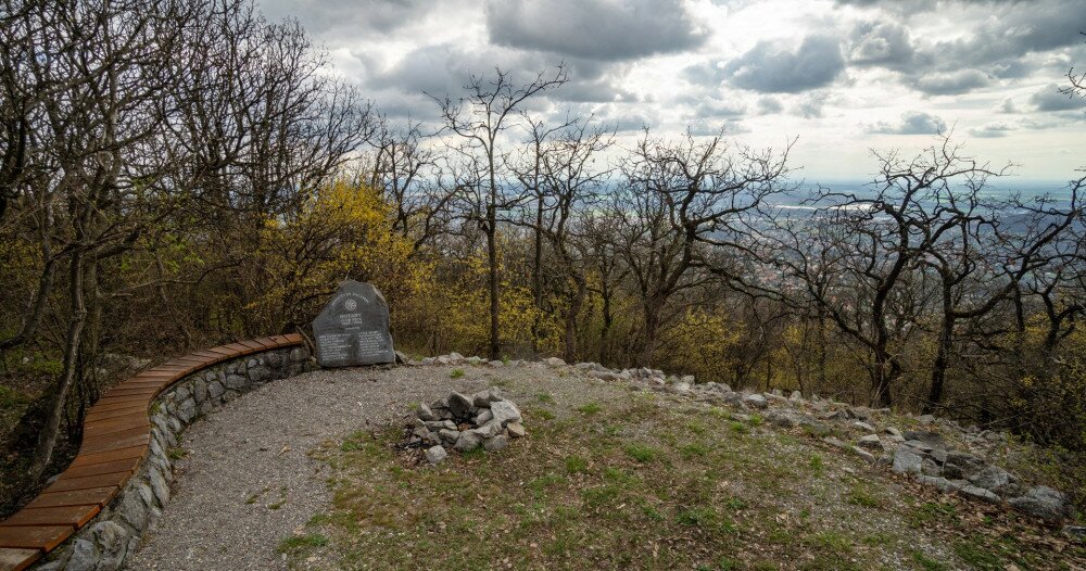 Pihenőhely a Rotary-körön Pécs felett