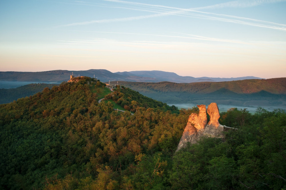 pirkadat-sirok-felett-kilatas-a-toeroekasztalrol-a-barat-es-apaca