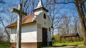 Rejtőzködő kápolna a búzamezők szélén