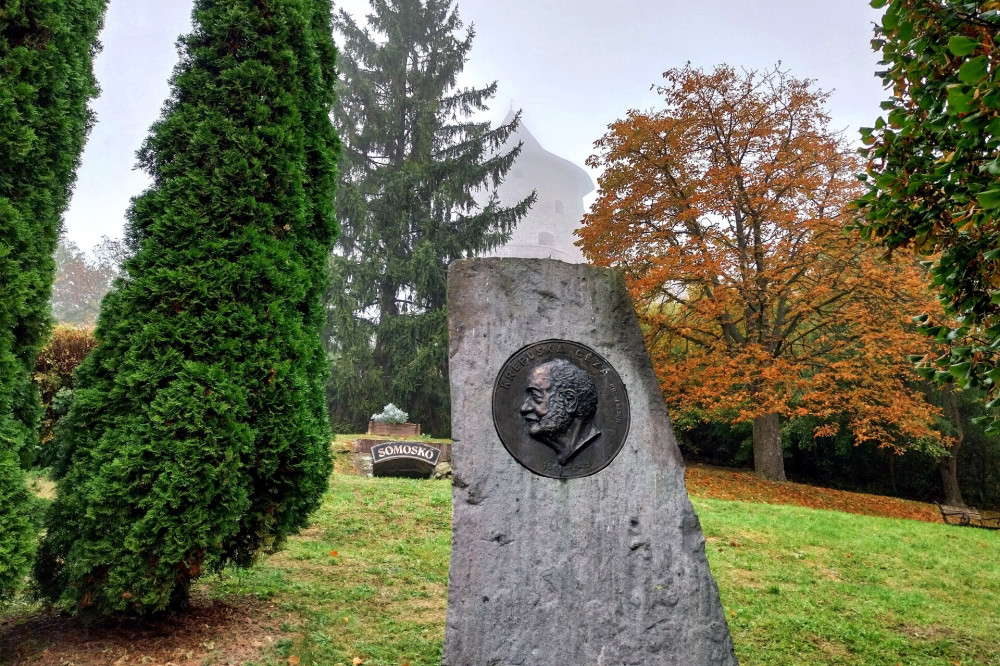 r Krepuska Géza domborműves emlékoszlopa a Somoskői vár alatti parkban FOTO Konfár Tibor