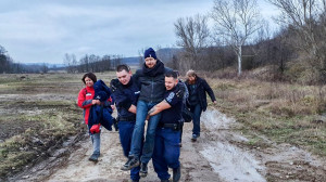 Sérült túrázót mentettek a pilisvörösvári rendőrök, nem is akárhogyan – Videó