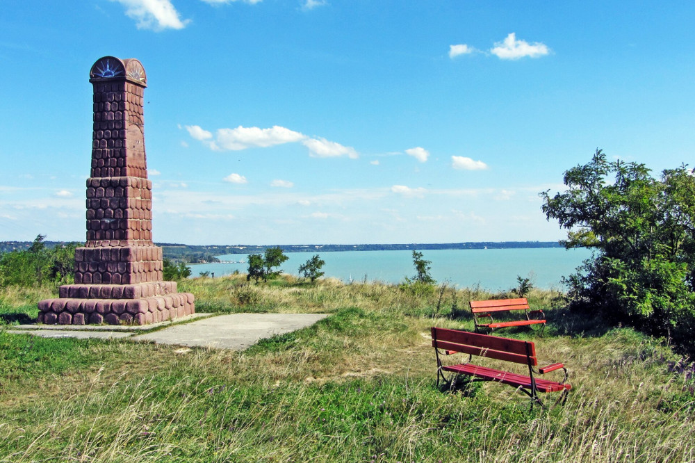 soos-janos-emlekmuve-a-rola-elnevezett-hegyen-balatonkenesen