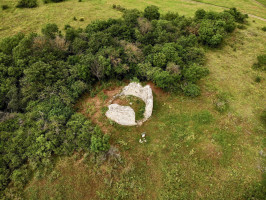 Szent Tamás kerek templomromja egy szőlőhegy lábánál