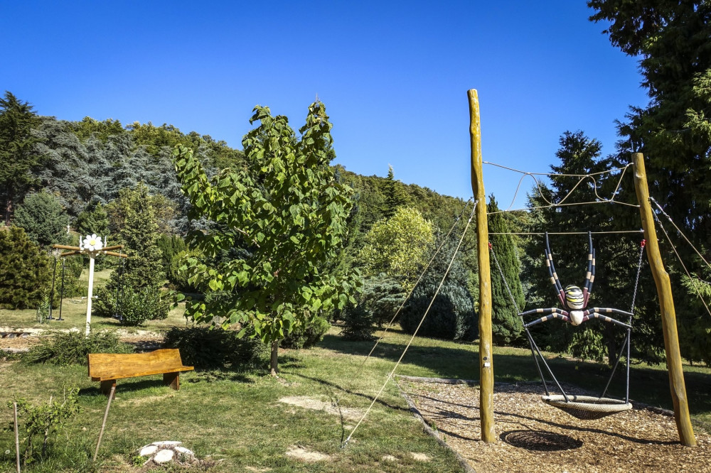 Tájba illő játékok az arborétumban