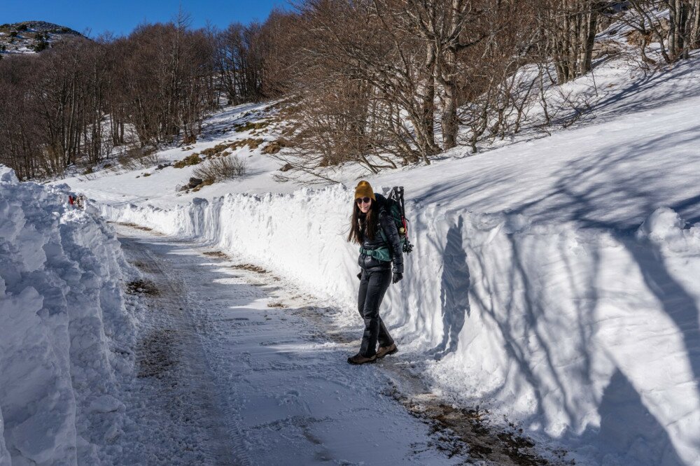 Tavaszból a télbe: méteres hófalak az Észak-Velebit Nemzeti Parkban
