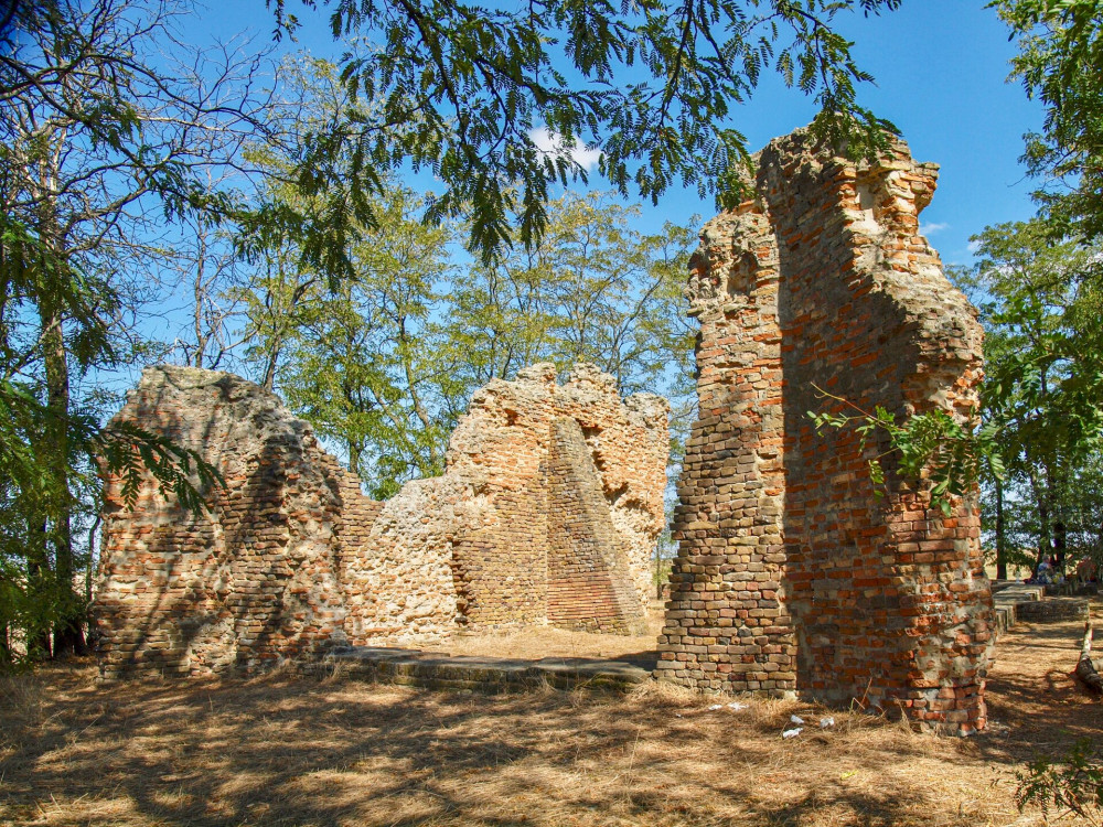 templomrom északi és déli falmaradványa az egykori nyugati bejárat felől nézve_FOTO-JA