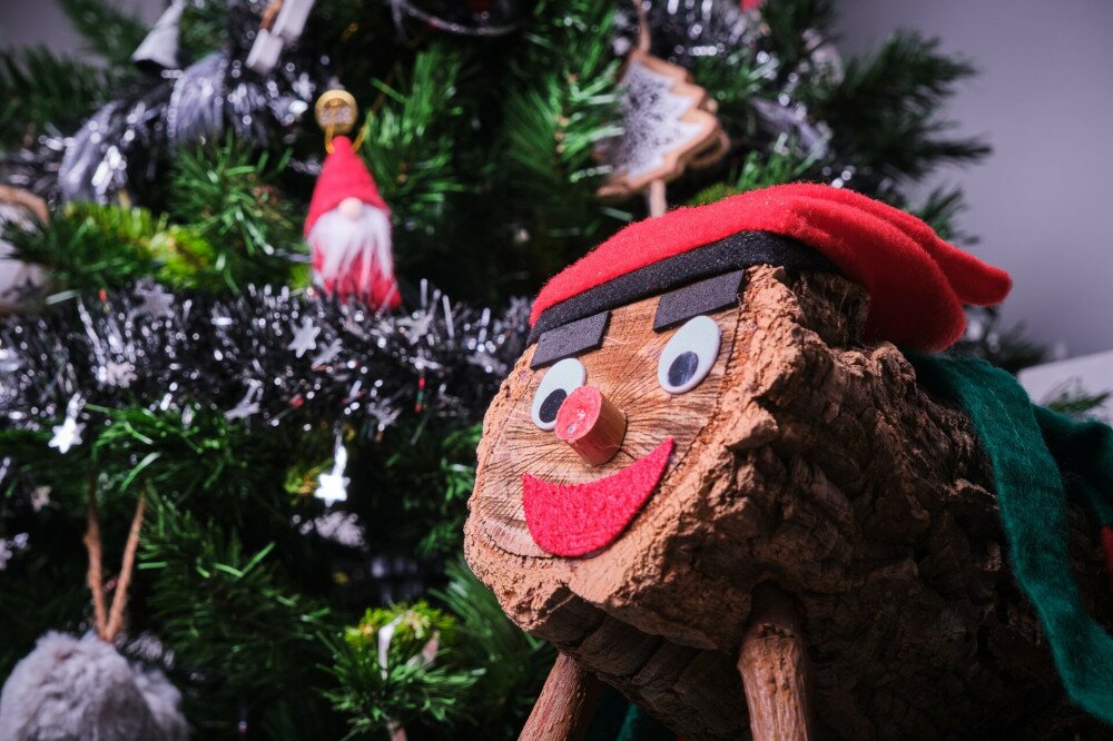 Tió de Nadal egy karácsonyfa előtt