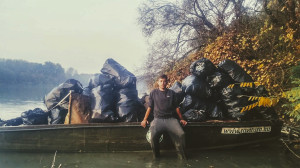 Több mint 1000 zsák szemetet szedett össze a Tisza-tónál