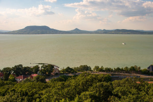 Túl sok a víz a Balatonban, leeresztik egy részét