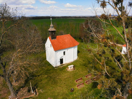 Tündöklően fehér kápolna a Balaton déli partján