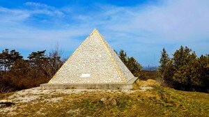 Túra piramissal a piros úton a Palotai-Bakonyban