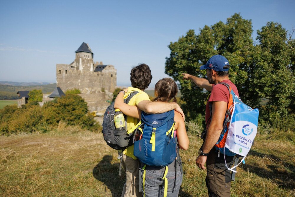 Túrázók a hollókői várnál