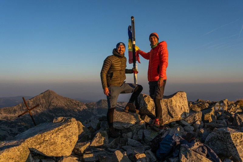 Túrázók a Pelága csúcson a Retyezátban