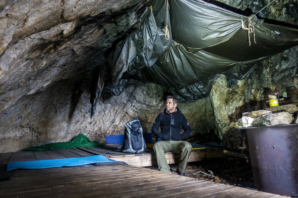 Turista a Cserepes-kői barlangszállásban