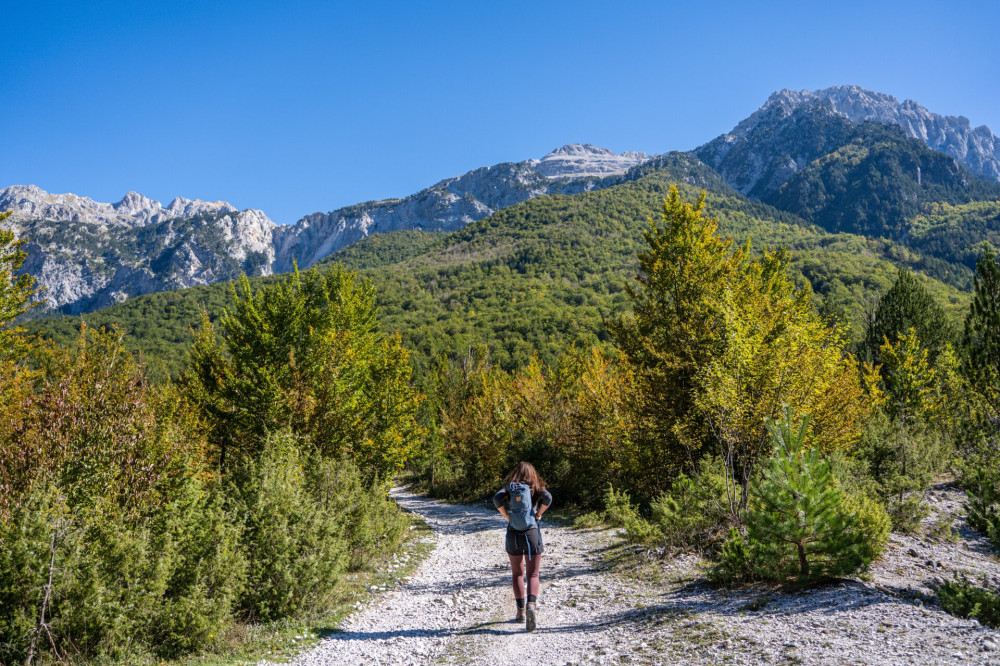 Turista egy ösvényen a Peja-hágó felé 