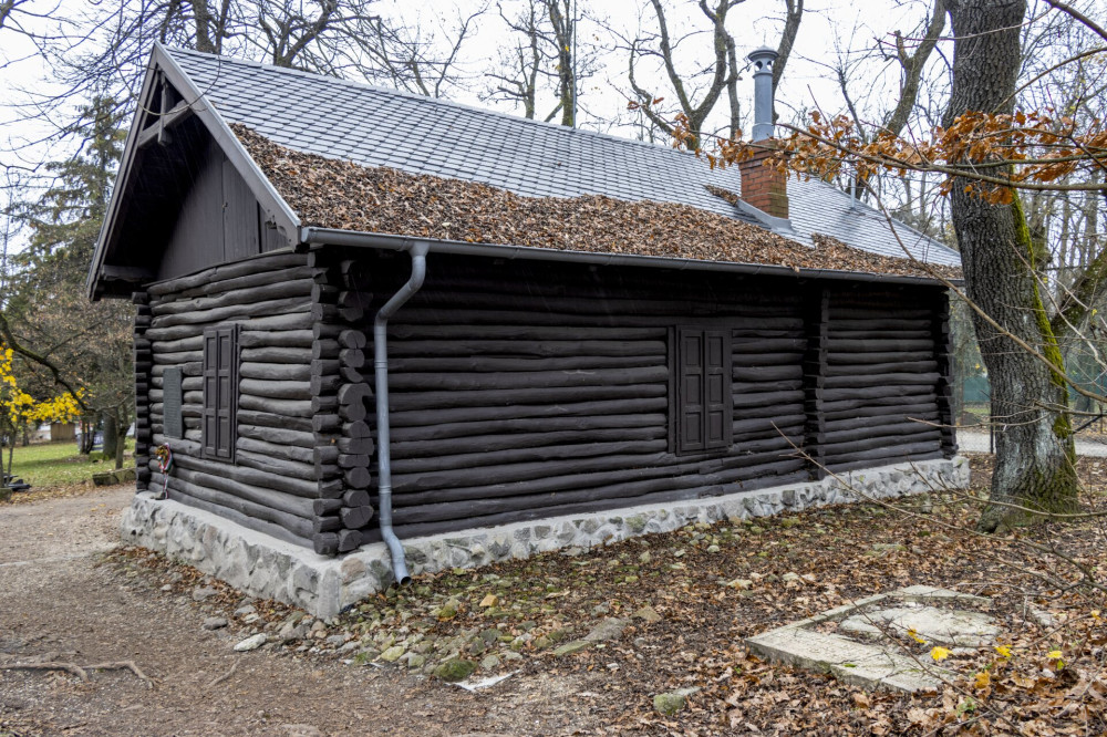 Turista Múzeum és az avarban heverő emlékmű