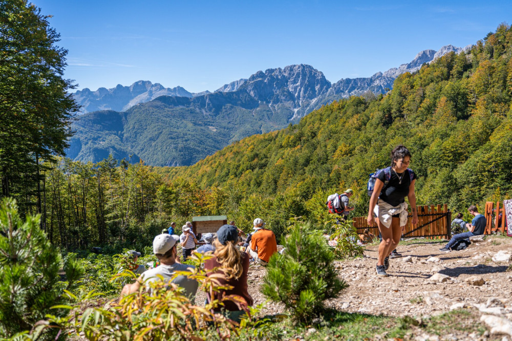 Turisták a Valbona-hágó ösvényén