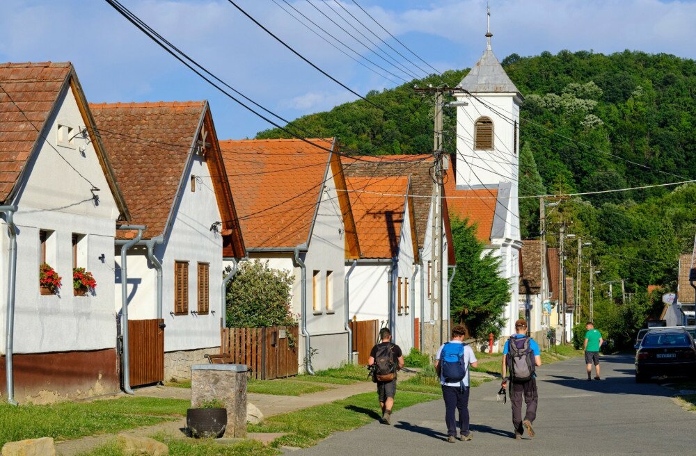 Turisták Óbánya központjában