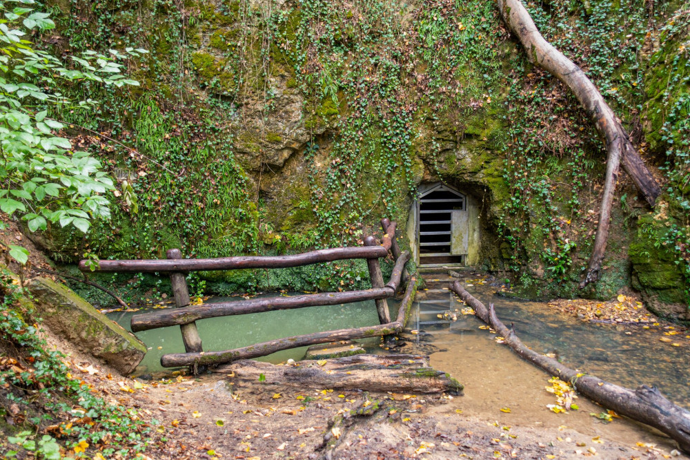 Vízfő-forrás, barlang