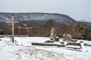 Zöld úton a fehérben pompázó pilisi hegyeken 